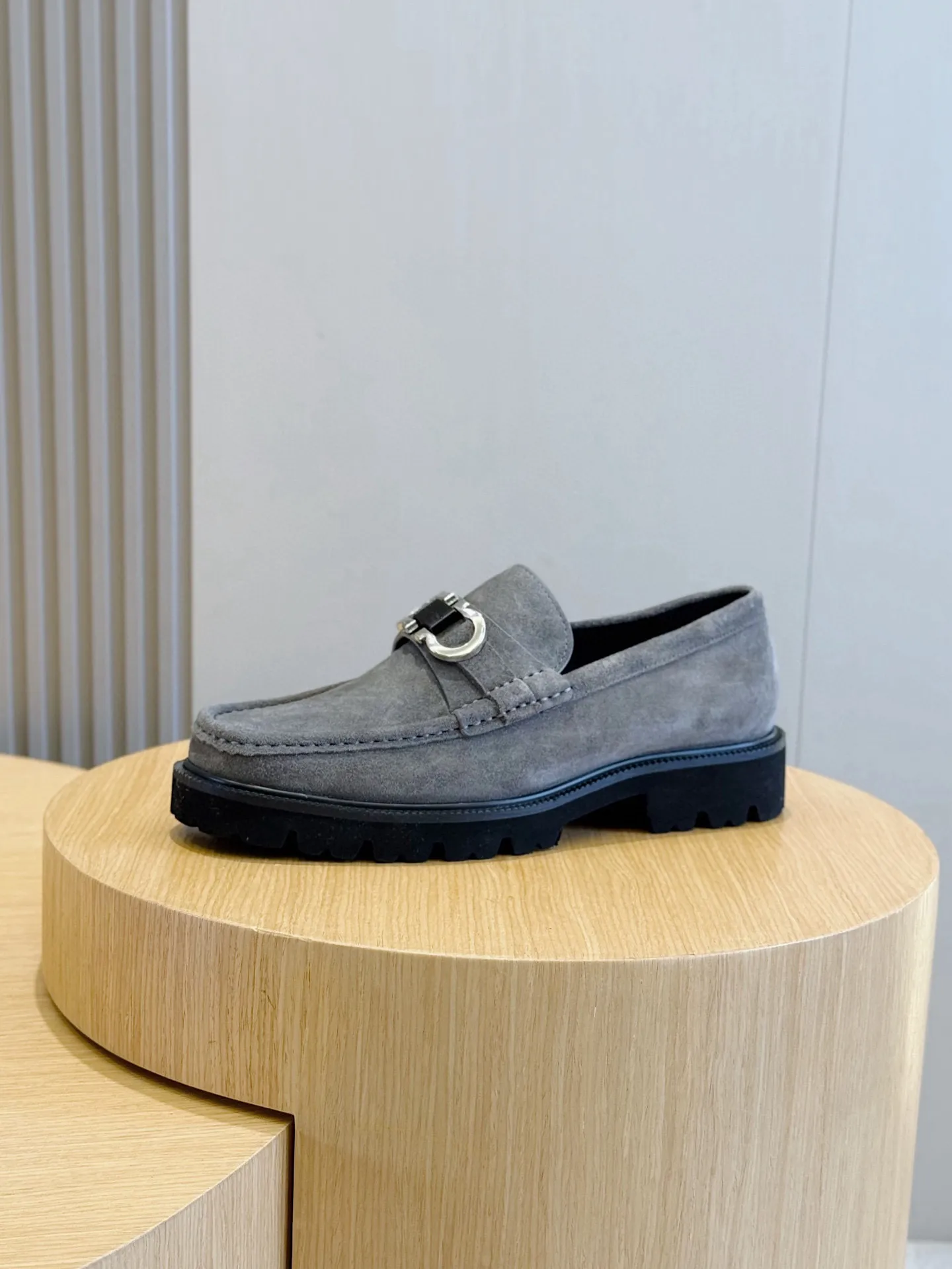 [Ferragamo] Top P: 760💰 Number of yards: 39~44 (38.45. Customized, non-returnable) Ferragamo men's leather derby shoes. The new derby shoes are light in texture and cool in style. They adopt exquisite eyelet uppers and novelly define urban trends. Made of brushed cowhide, it has a plump and rounded toe box and is decorated with delicate wingtip decorative details. Imported cowhide + cowhide lining.